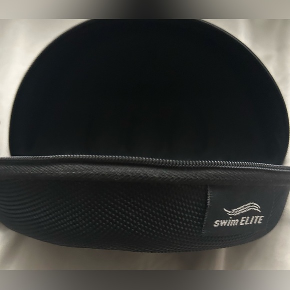 Swim ELITE Swimming Goggles and carrying case - Picture 9 of 9